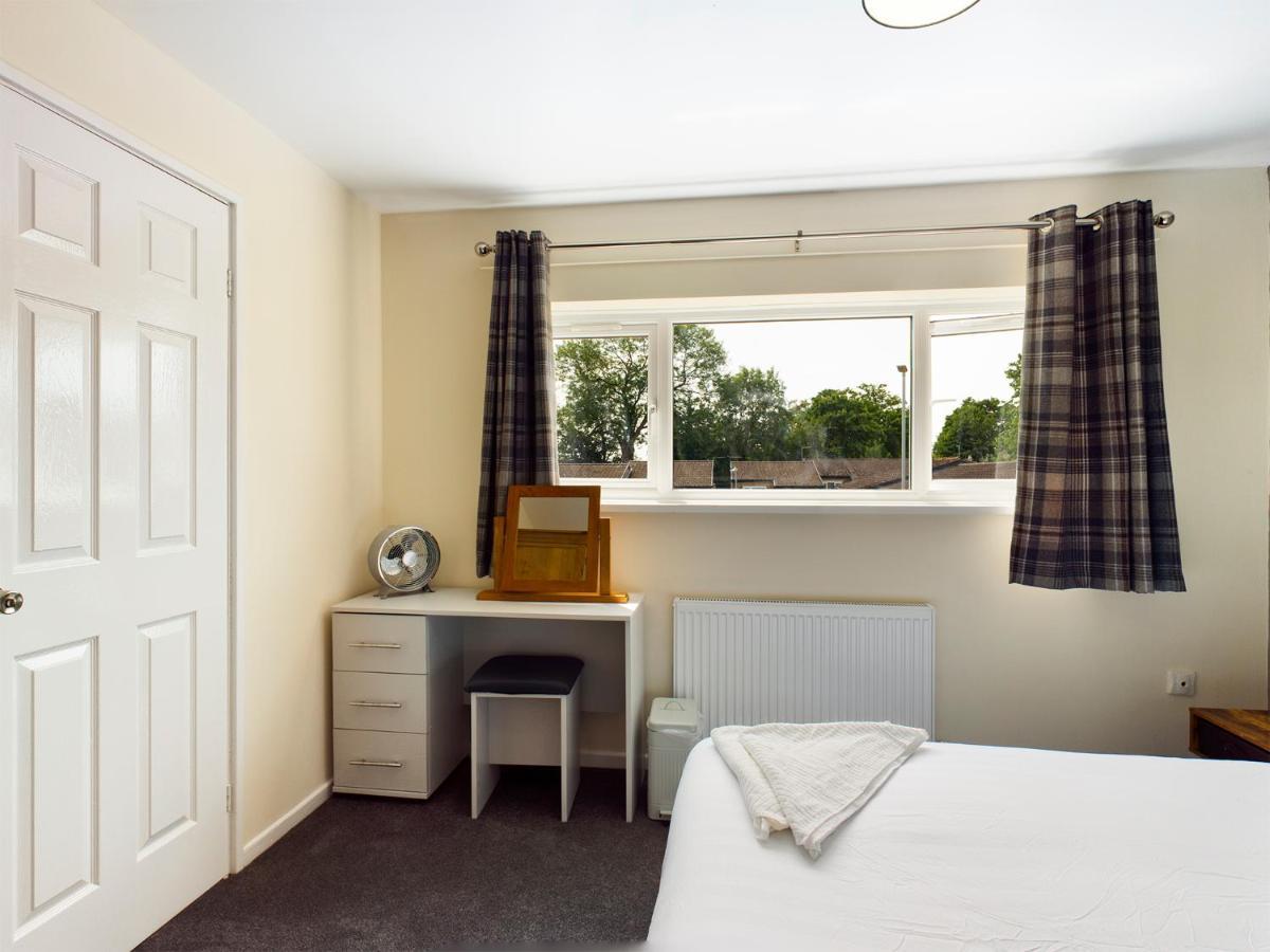 247 Serviced Accommodation In Telford- 3Br House Exterior photo