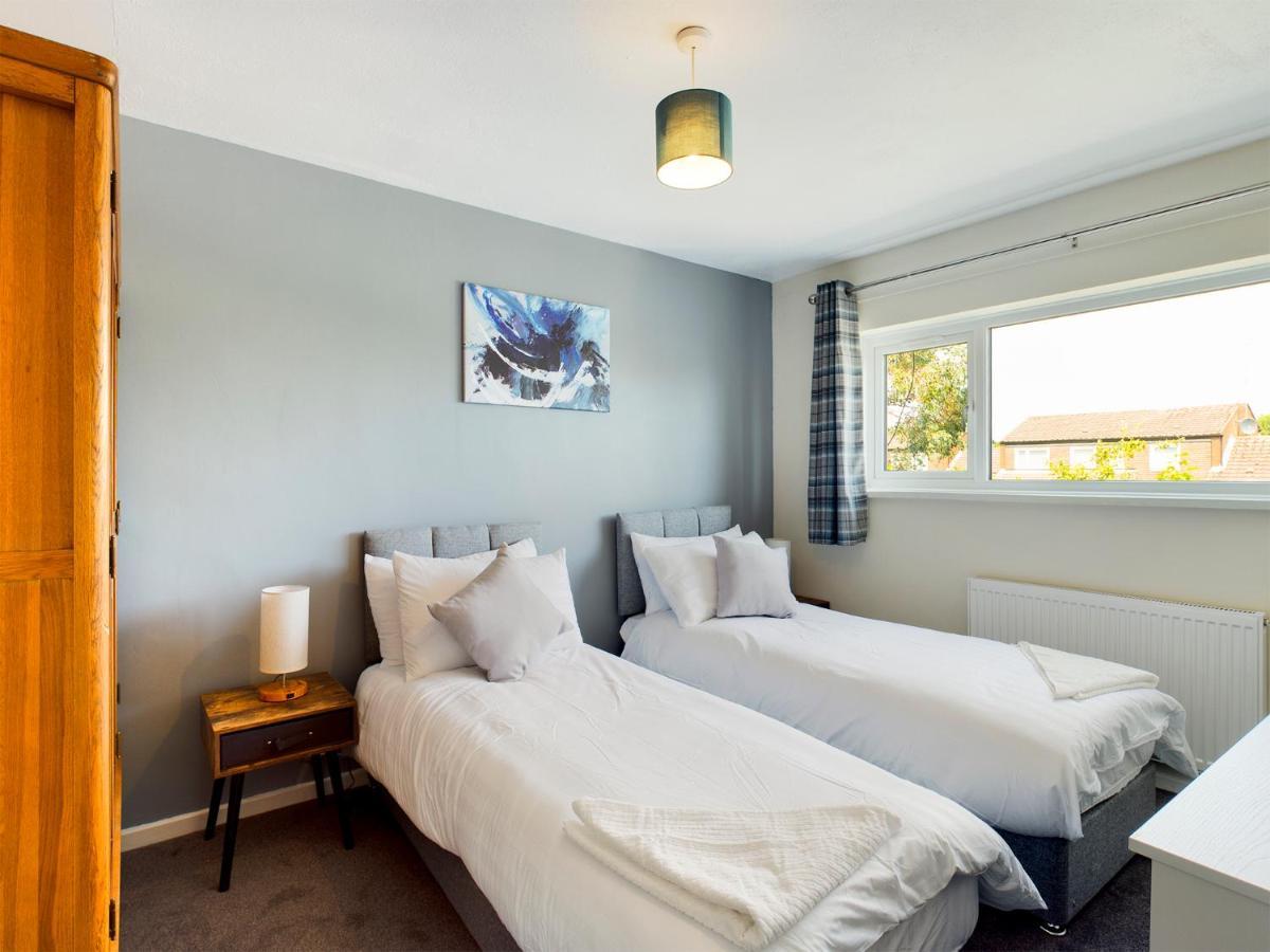247 Serviced Accommodation In Telford- 3Br House Exterior photo