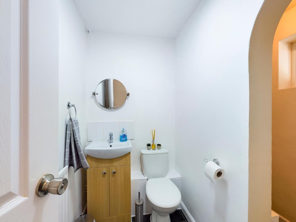 247 Serviced Accommodation In Telford- 3Br House Exterior photo